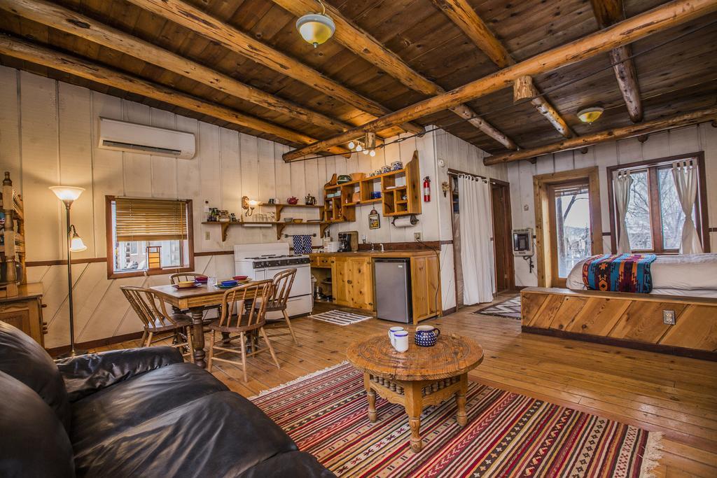 Taos Goji Farm & Eco-lodge Retreat *